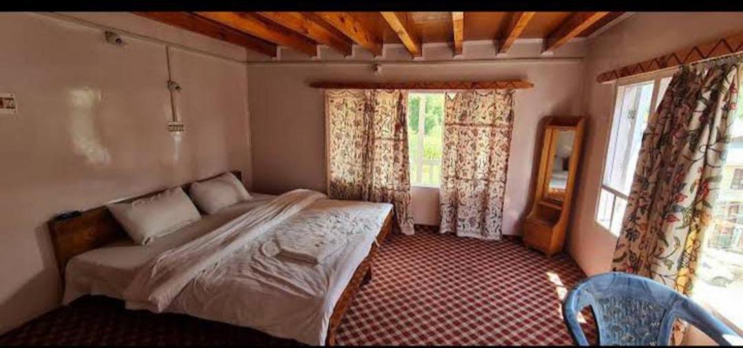 Rainbow Palace Pahalgam Room photo